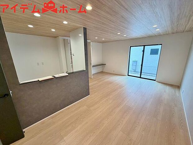 リビング 南向きのため明るい陽射しが射し込みます♪