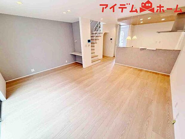 リビング 南向きのため明るい陽射しが射し込みます♪ 