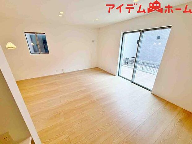 リビング 南向きのため明るい陽射しが射し込みます♪ 