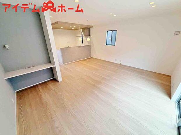 リビング 南向きのため明るい陽射しが射し込みます♪ 