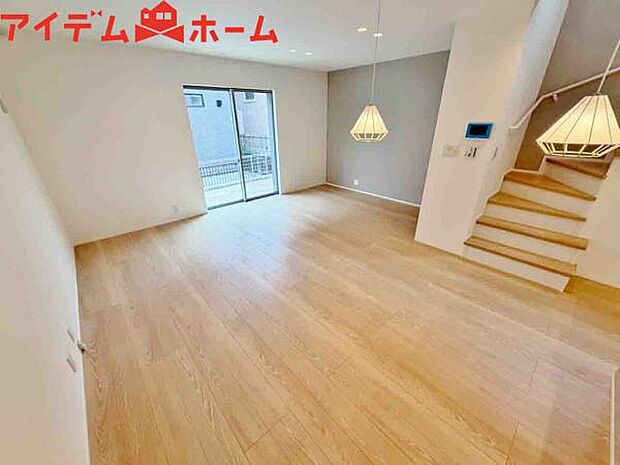 リビング 南向きのため明るい陽射しが射し込みます♪ 