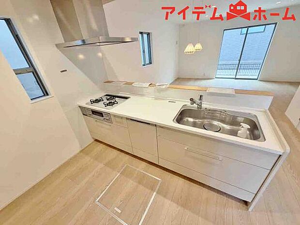 キッチン ダイニングに面した対面式キッチンでは、できたてのお料理がすぐテーブルに出せます 