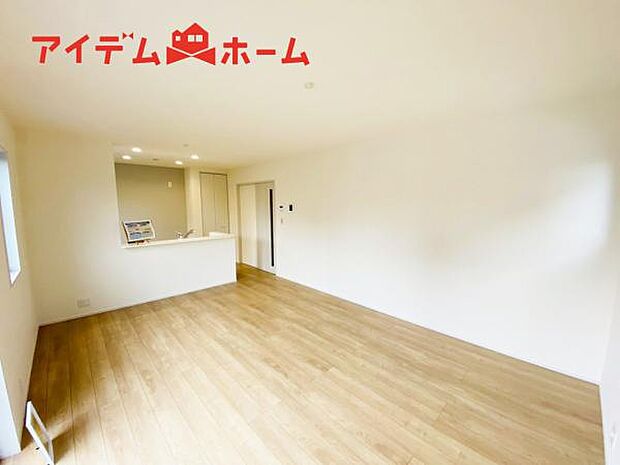 リビング 南向きのため明るい陽射しが射し込みます♪