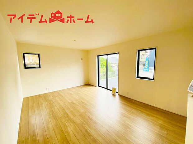 リビング 南向きのため明るい陽射しが射し込みます♪