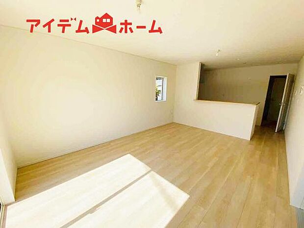 リビング 南向きのため明るい陽射しが射し込みます♪
