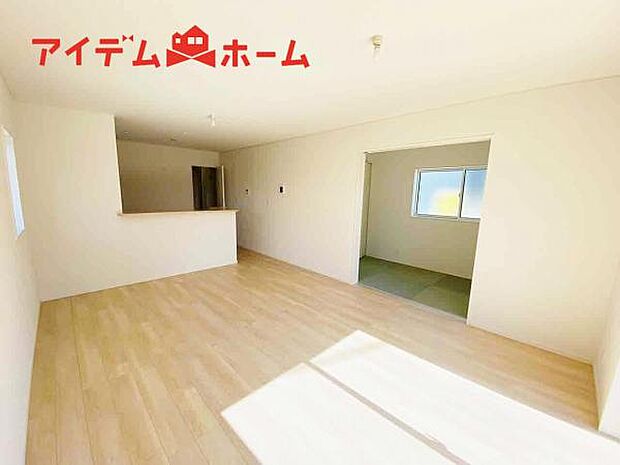 リビング 南向きのため明るい陽射しが射し込みます♪