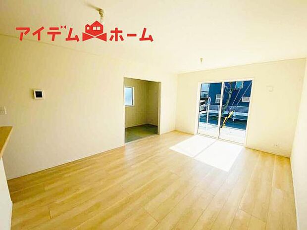 リビング 南向きのため明るい陽射しが射し込みます♪