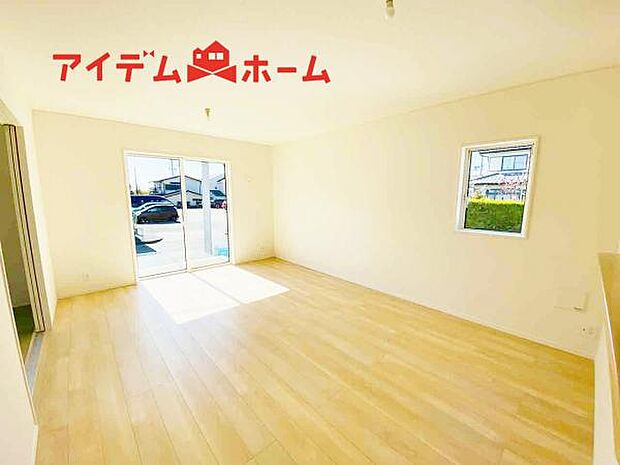 リビング 南向きのため明るい陽射しが射し込みます♪