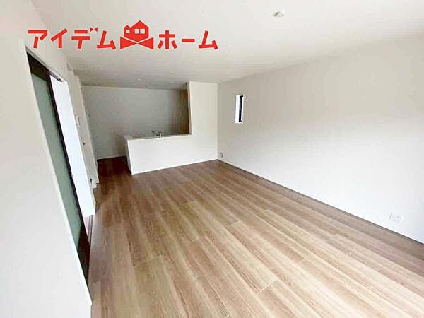 リビング 南向きのため明るい陽射しが射し込みます♪