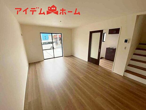 リビング 南向きのため明るい陽射しが射し込みます♪