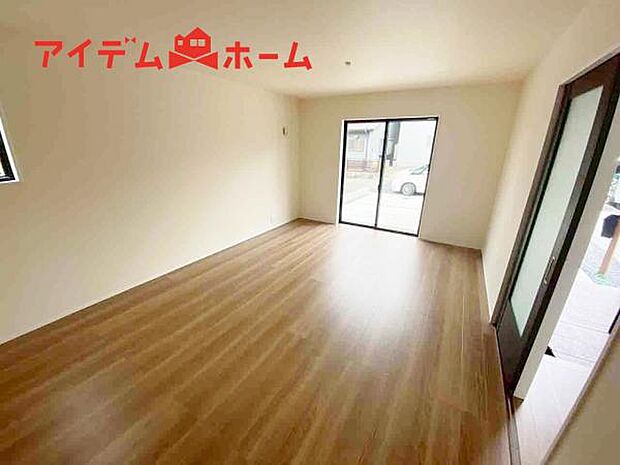 リビング 南向きのため明るい陽射しが射し込みます♪