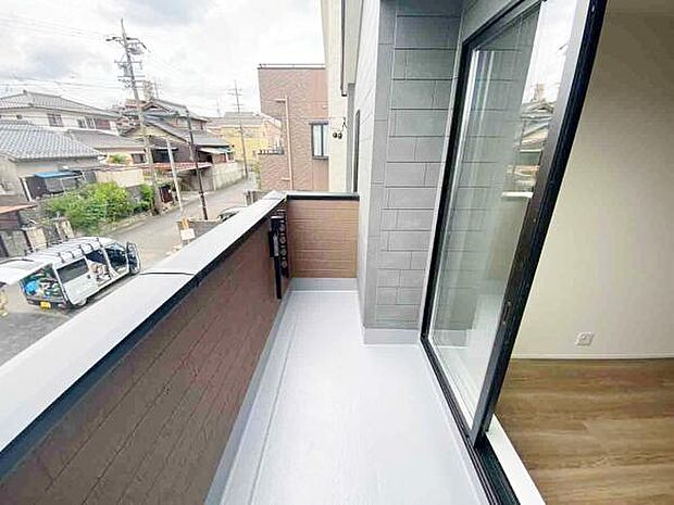 バルコニー 広々としたバルコニーには洗濯物もたくさん干せます!