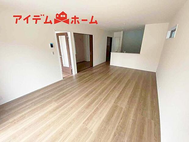 リビング 南向きのため明るい陽射しが射し込みます♪
