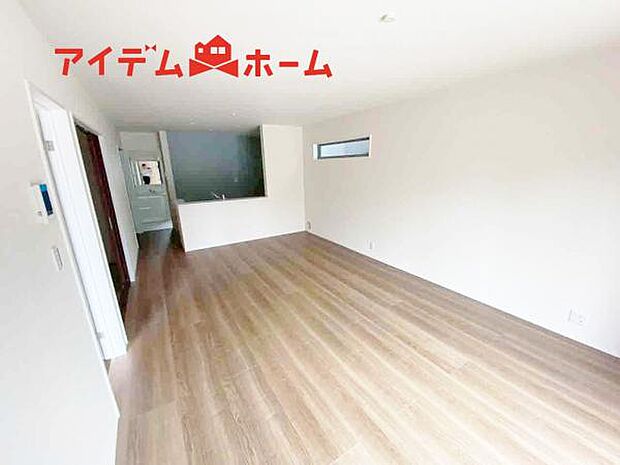 リビング 南向きのため明るい陽射しが射し込みます♪