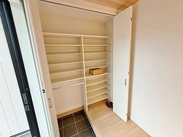 玄関収納 玄関横にシューズボックスがついているので、片付いた玄関がキープできます