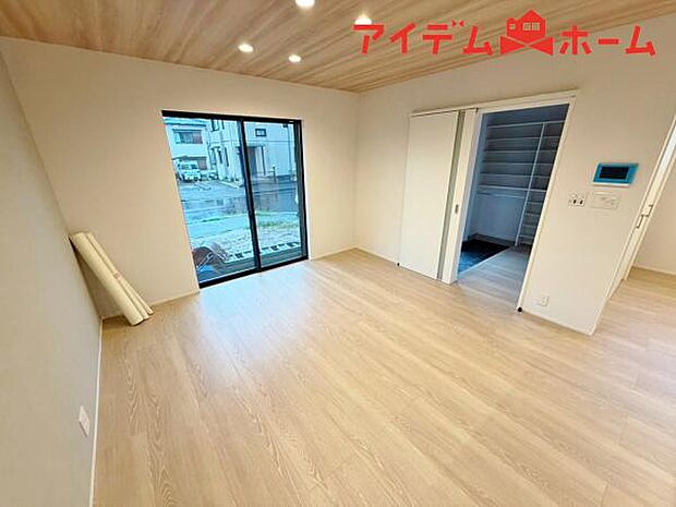 リビング 南向きのため明るい陽射しが射し込みます♪