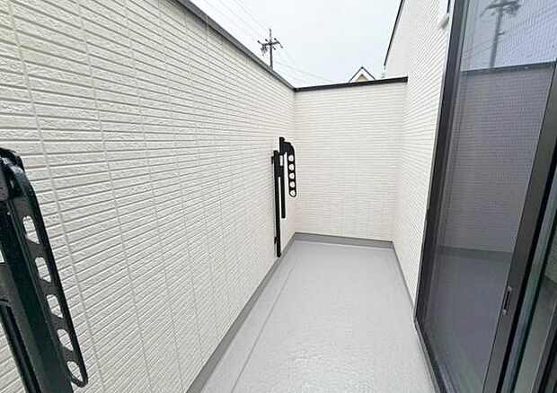 バルコニー 広々としたバルコニーには洗濯物もたくさん干せます!