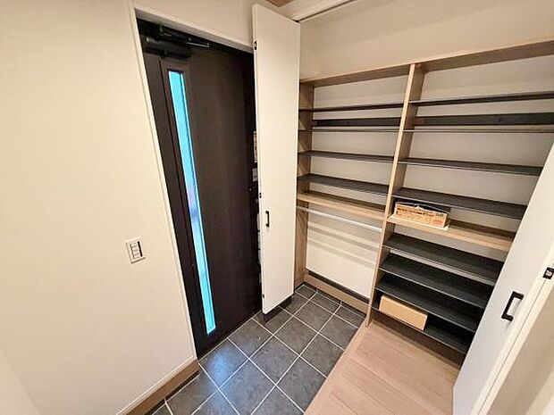 玄関収納 玄関横にシューズボックスがついているので、片付いた玄関がキープできます 