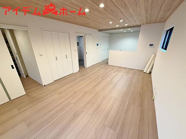 リビング 南向きのため明るい陽射しが射し込みます♪ 
