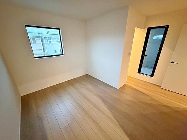 洋室 明るい洋室ではのんびりとお過ごしできます☆ 