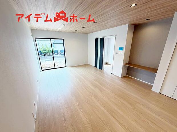リビング 南向きのため明るい陽射しが射し込みます♪