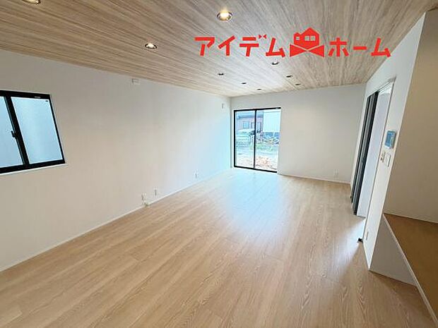 リビング 南向きのため明るい陽射しが射し込みます♪