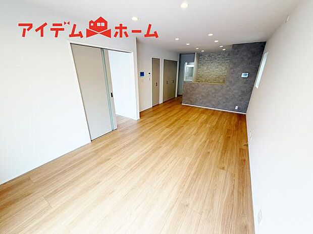 リビング 南向きのため明るい陽射しが射し込みます♪