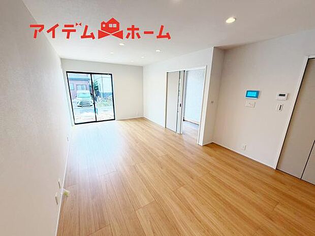 リビング 南向きのため明るい陽射しが射し込みます♪
