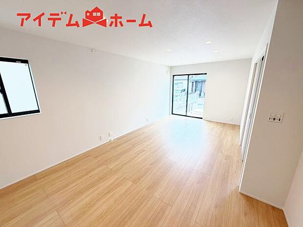 リビング 南向きのため明るい陽射しが射し込みます♪