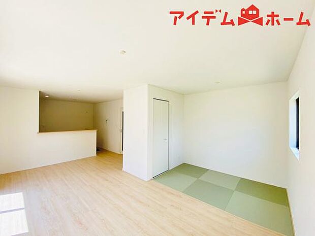 リビング 南向きのため明るい陽射しが射し込みます♪