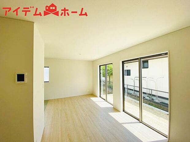 リビング 南向きのため明るい陽射しが射し込みます♪