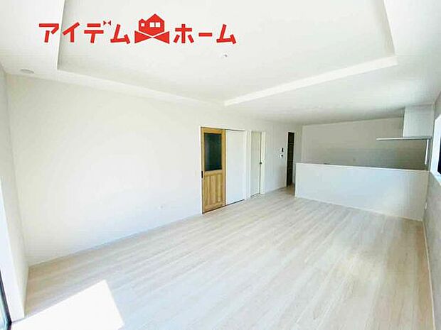 リビング 南向きのため明るい陽射しが射し込みます♪