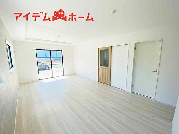 リビング 南向きのため明るい陽射しが射し込みます♪