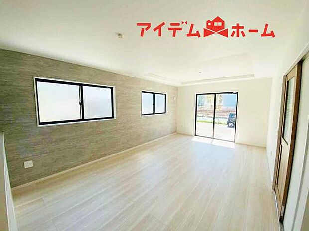 リビング 南向きのため明るい陽射しが射し込みます♪