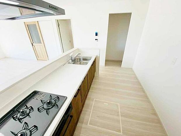 キッチン ダイニングに面した対面式キッチンでは、できたてのお料理がすぐテーブルに出せます