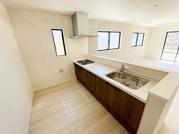 キッチン ダイニングに面した対面式キッチンでは、できたてのお料理がすぐテーブルに出せます