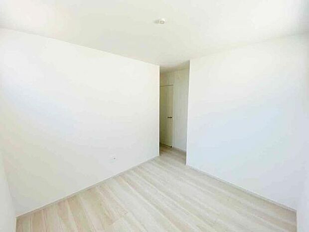 洋室 明るい洋室ではのんびりとお過ごしできます☆