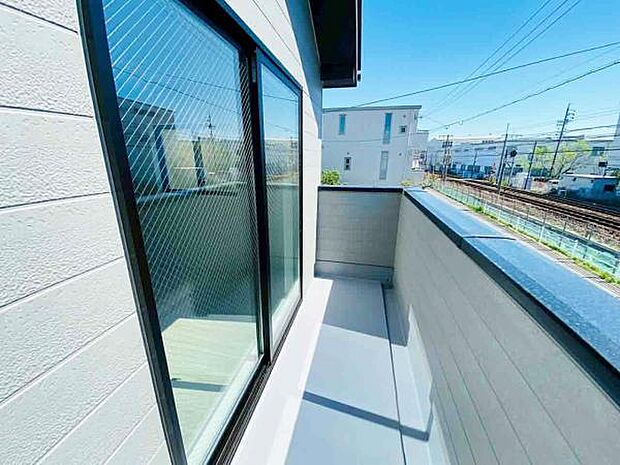 バルコニー 広々としたバルコニーには洗濯物もたくさん干せます！