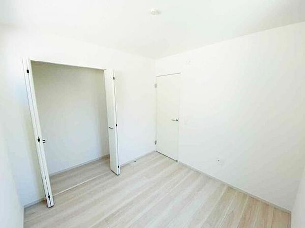 洋室 明るい洋室ではのんびりとお過ごしできます☆