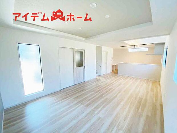 リビング 南向きのため明るい陽射しが射し込みます♪