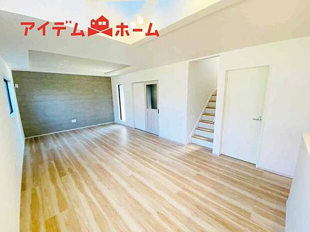 リビング 南向きのため明るい陽射しが射し込みます♪