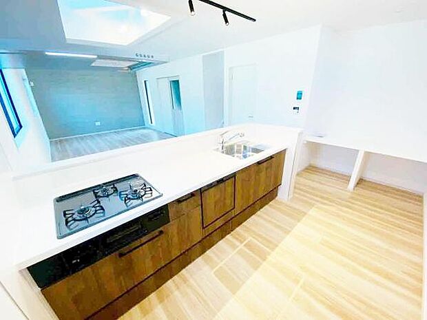 キッチン ダイニングに面した対面式キッチンでは、できたてのお料理がすぐテーブルに出せます