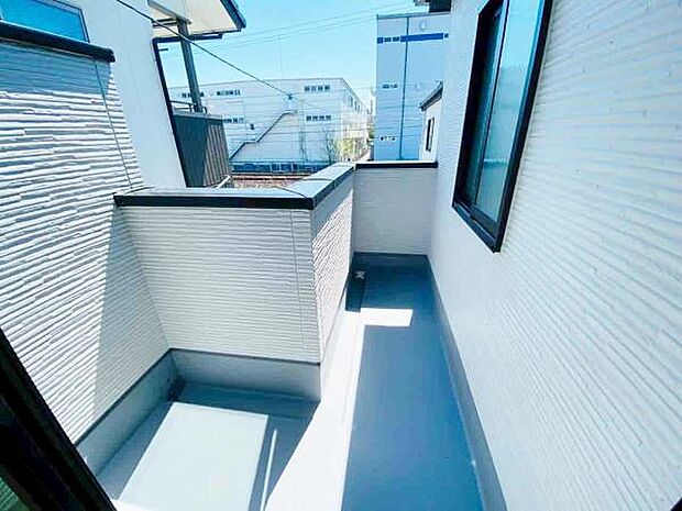 バルコニー 広々としたバルコニーには洗濯物もたくさん干せます！