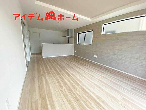 リビング 南向きのため明るい陽射しが射し込みます♪