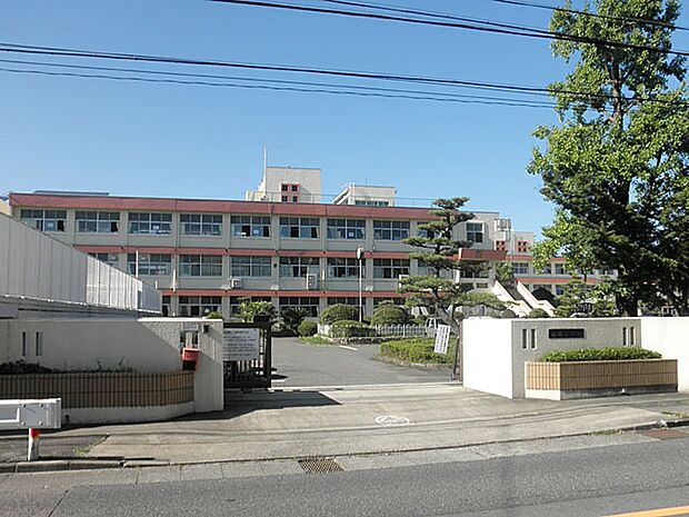小牧市立味岡小学校（725m）