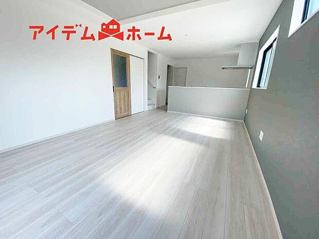 リビング 南向きのため明るい陽射しが射し込みます♪