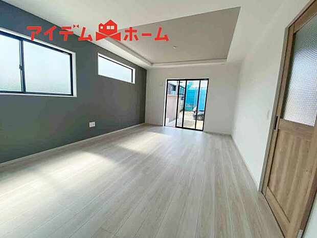 リビング 南向きのため明るい陽射しが射し込みます♪