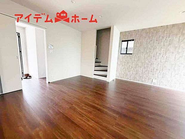 リビング 南向きのため明るい陽射しが射し込みます♪