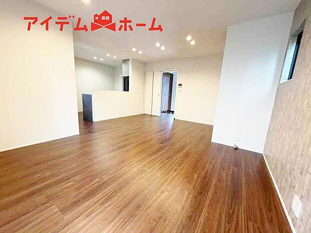 リビング 南向きのため明るい陽射しが射し込みます♪