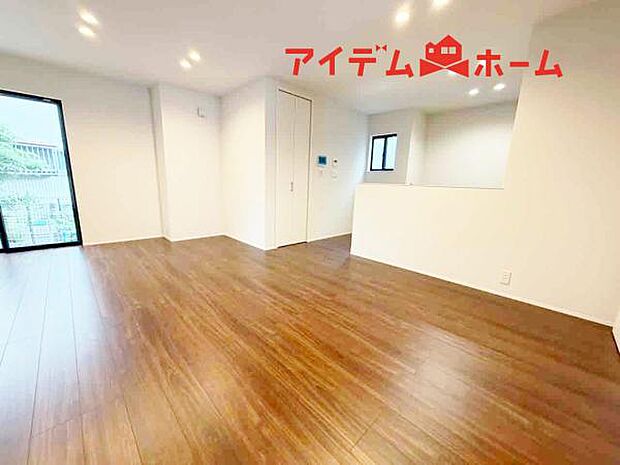リビング 南向きのため明るい陽射しが射し込みます♪